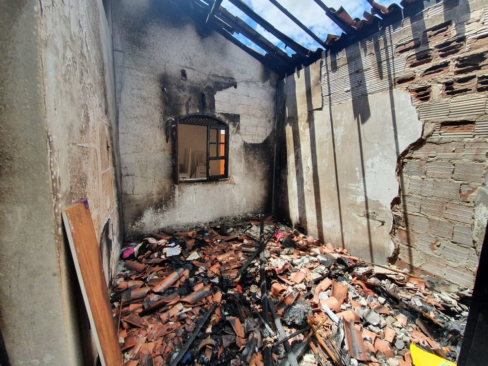 Casa da vítima foi incendiada pelo suspeito — Foto: Naiá Braga/TV Bahia