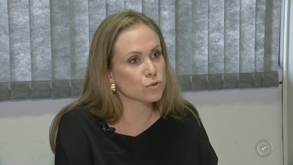 A secretária de Planejamentode Bauru, Letícia Kirchner, explica as penalizações possíveis para a grandes obras paradas (Foto: TV TEM/Reprodução)