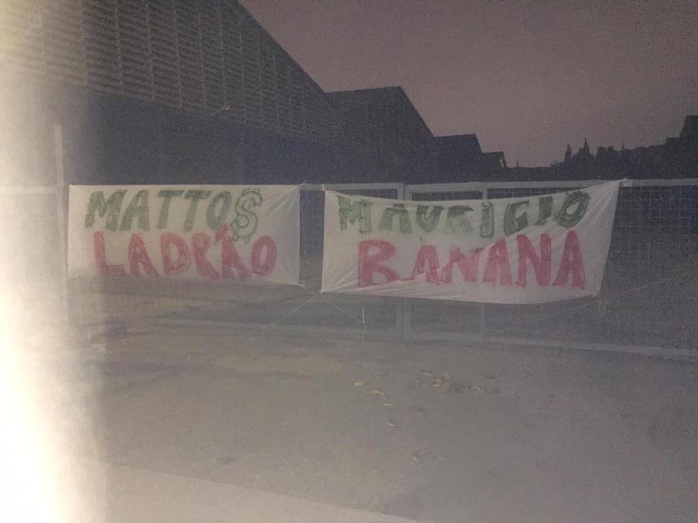 Faixas contra Alexandre Mattos e Mauricio Galiotte em protesto da torcida do Palmeiras — Foto: Divulgação