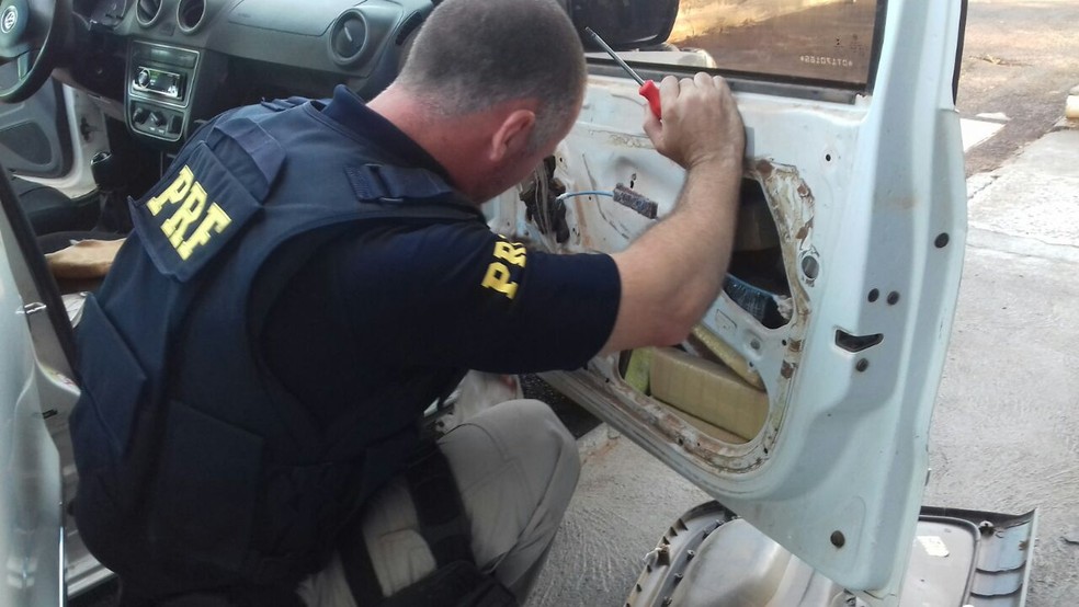 Durante a vistoria, os policiais encontraram os tabletes de maconha escondidos em fundos falsos nas portas do veÃ­culo â€” Foto: PRF/DivulgaÃ§Ã£o