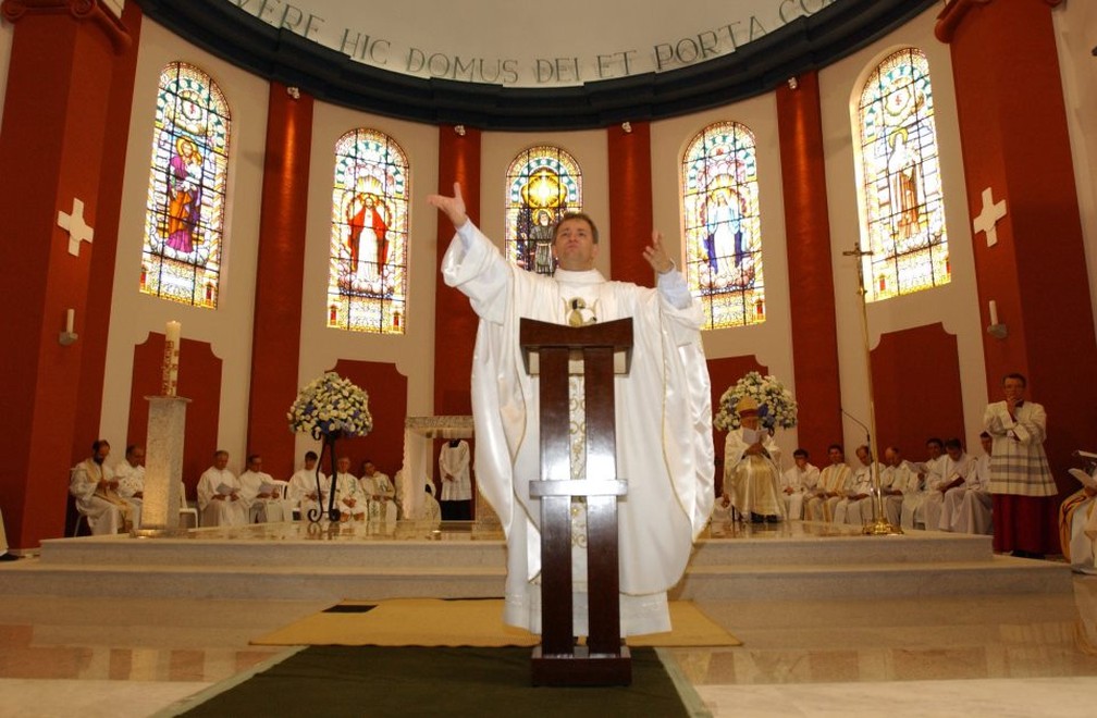 O sacerdote surdo Wilson Czaia celebra missas e casamentos em linguagem de sinais (Foto: Wilson Czaia/Arquivo pessoal)