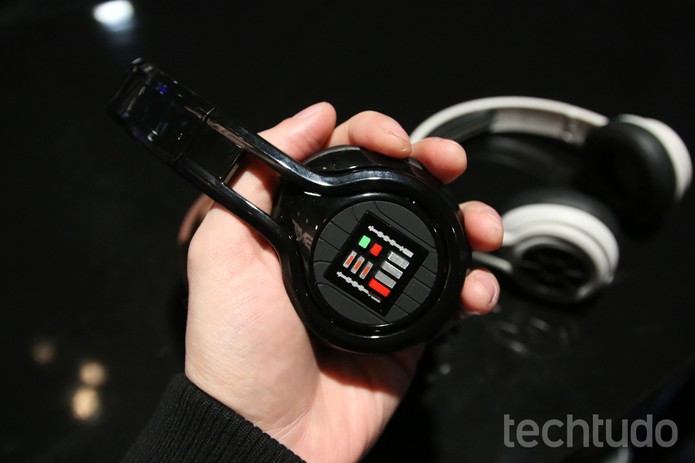 Linha de fones de ouvido do Star Wars traz modelo inspirado no Darth Vader (Foto: Fabrício Vitorino/TechTudo)