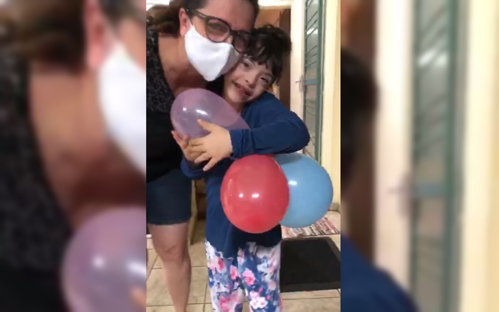 Graziela e filha Beatriz se abraçam após mãe se recuperar da Covid-19 — Foto: Reprodução/TV Anhanguera