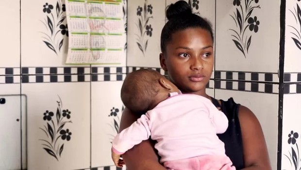 Vitória disse que passou fome durante a gestação e que a filha dela já nasceu desnutrida (Foto: FERNANDO OTTO/ BBC NEWS BRASIL )