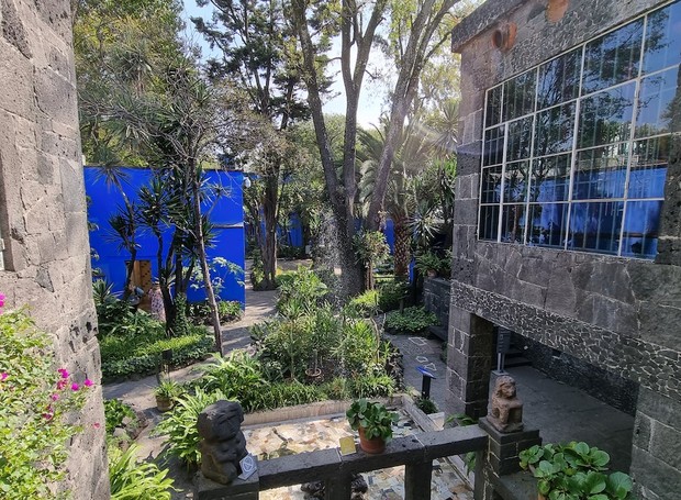 Visão geral: muitas árvores e vegetação nativa do México compõem o exuberante jardim da Casa Azul (Foto: Flickr / Jorge Castro Ruso / CreativeCommons)