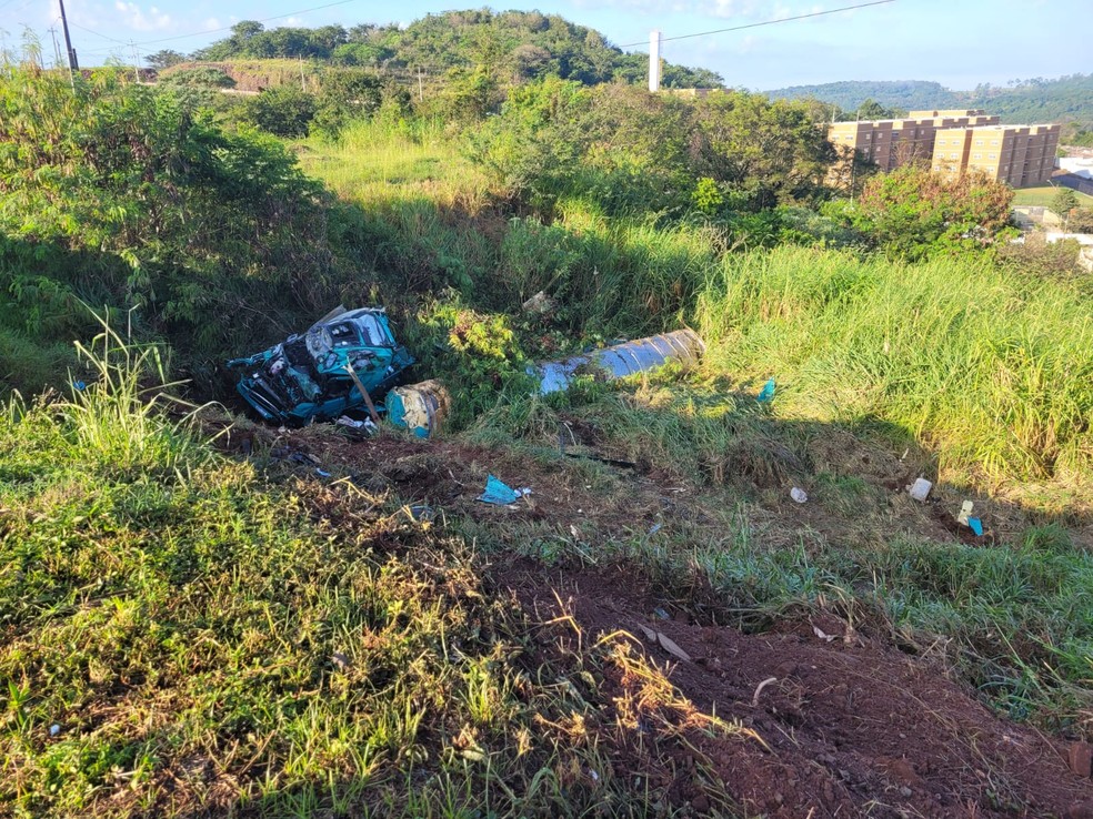 Caminhão carregado com óleo vegetal cai em barranco em Londrina — Foto: Mônica Dau/RPC