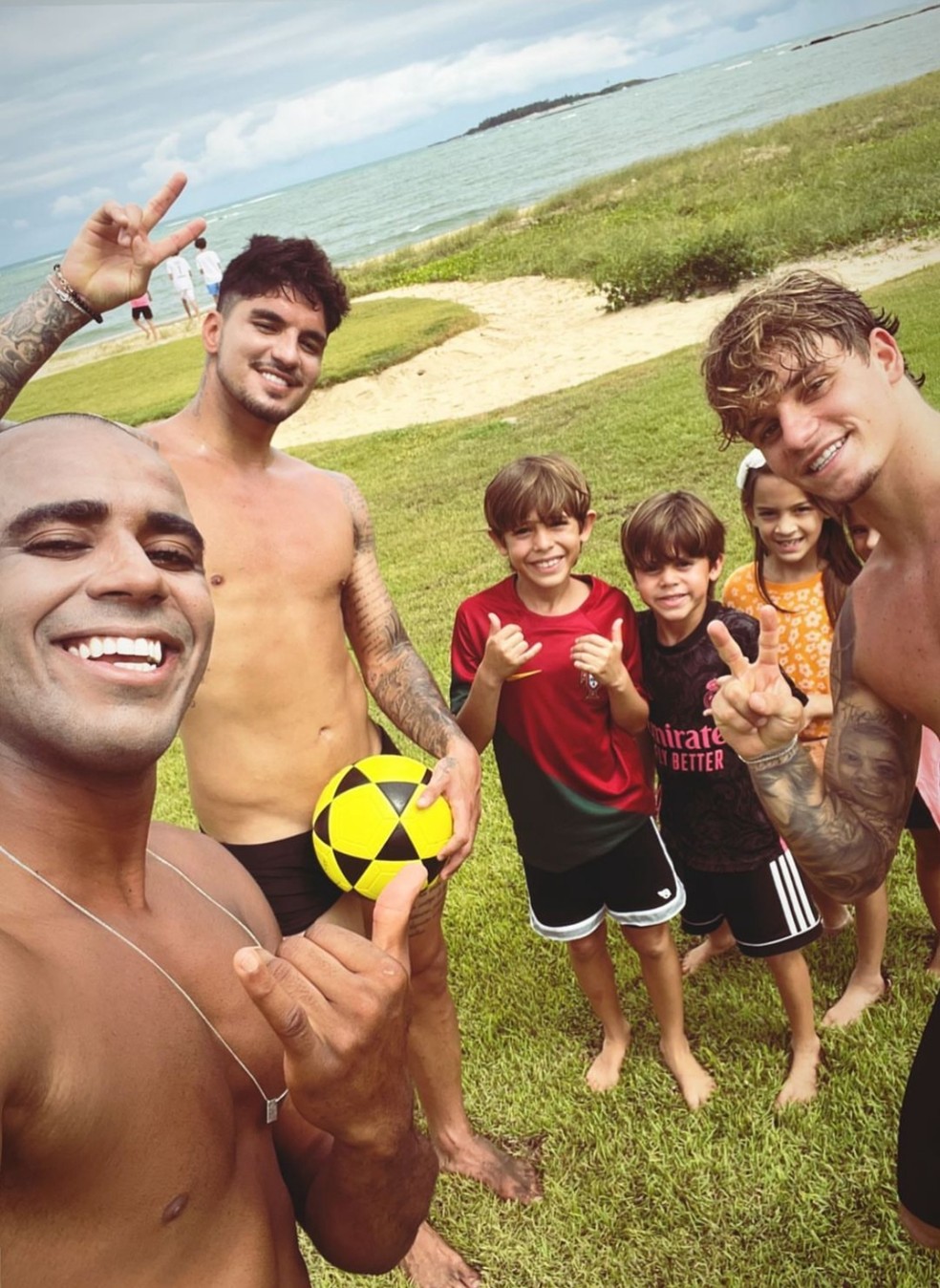 Medina faz fotos com crianças na frente de casa que está hospedado, em Maracaípe — Foto: Reprodução