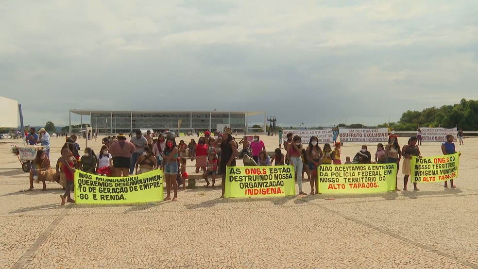 No Dia do Índio, caciques e comunidade indígena fazem protesto da Praça dos Três Poderes, em Brasília, por proteção das terras indígenas.  — Foto: TV Globo/Reprodução 