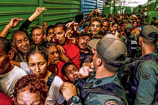 Mundo;Venezuela;Filas da esperança  (Foto: Carlos Garcia Rawlins/Reuters/Latinstock)