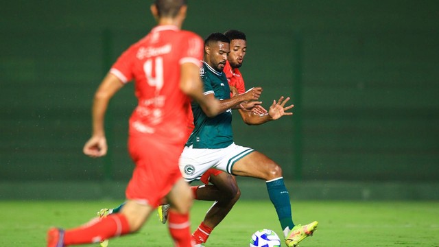 Goi&Atilde;&iexcl;s abriu 2 a 0 logo no primeiro tempo