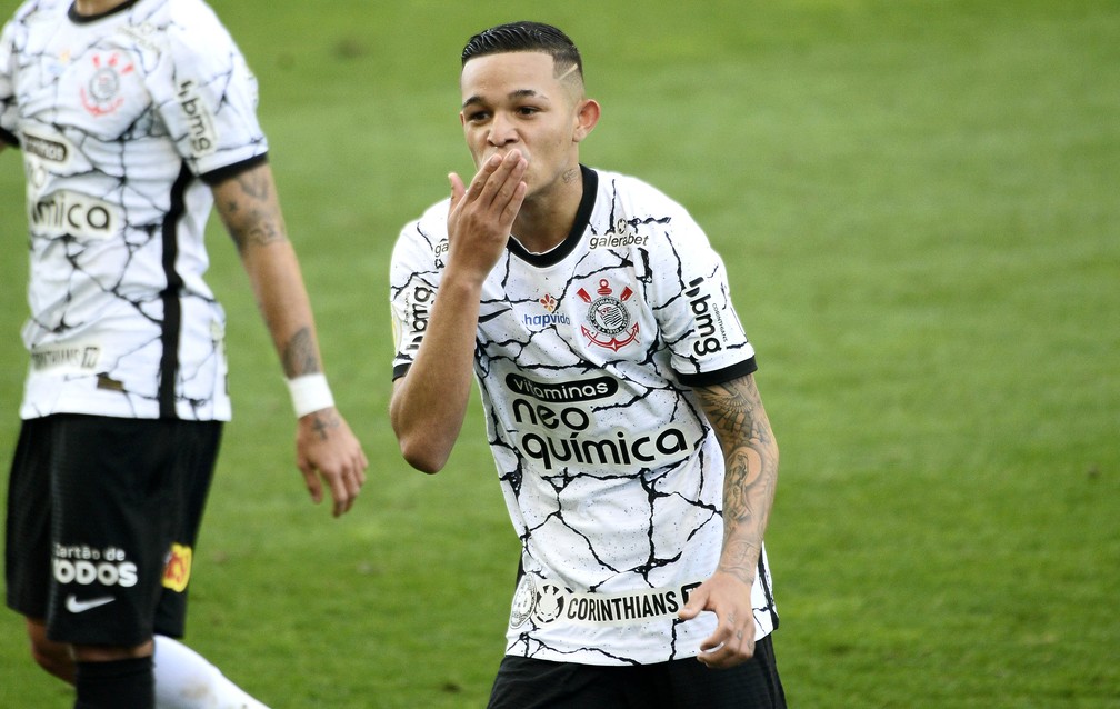 Adson ganha massa muscular, brilha e está perto de igualar Mosquito no Corinthians