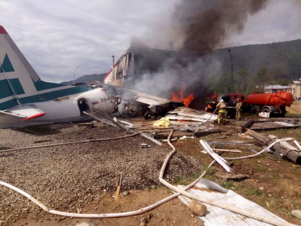 Avião faz pouso de emergência em Nizhneangarsk, na Rússia, nesta quinta-feira (27) — Foto: Russian Emergencies Ministry/ Reuters 
