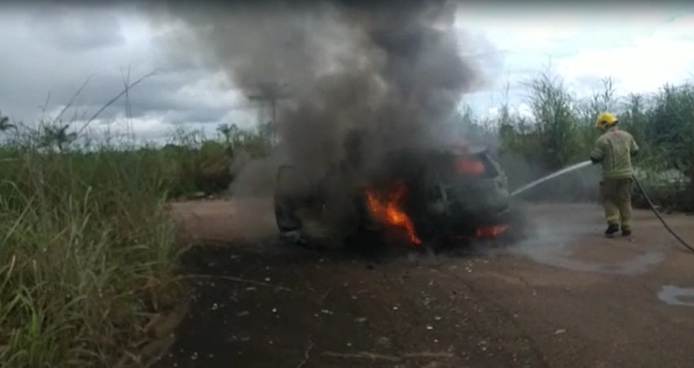Carro incendiado é encontrado no Morar Melhor, em Porto Velho — Foto: Paulo Mota