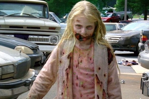 A atriz Addy Miller no primeiro episódio de The Walking Dead (Foto: Reprodução)