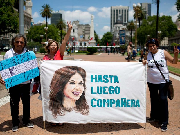 Partidários do governo se despedem de Cristina Kirchner nesta quarta-feira (9), último dia do governo da presidente, em Buenos Aires (Foto: AP Foto/Natacha Pisarenko)
