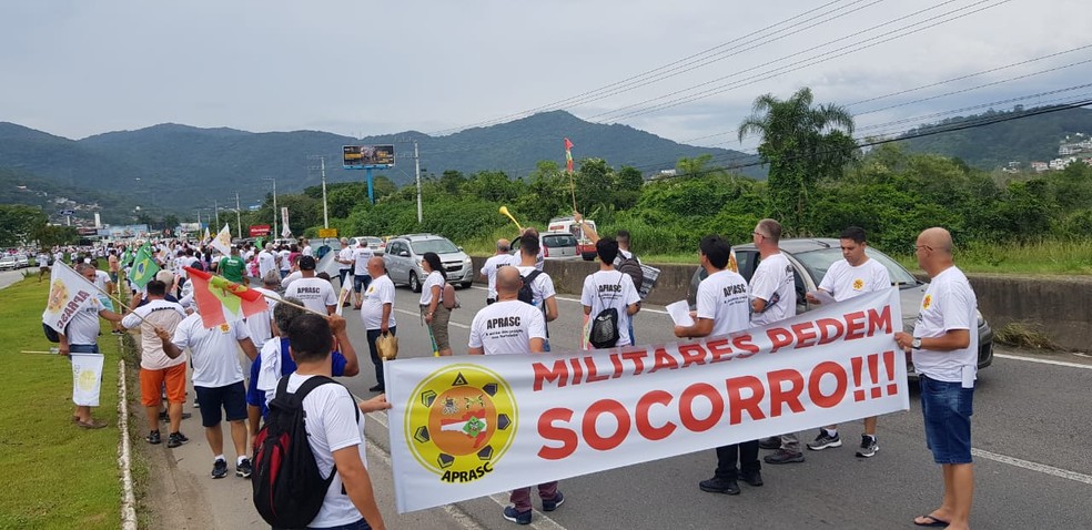 Militares protestam na SC-401 em Florianópolis  — Foto: Jean Raupp/NSC TV