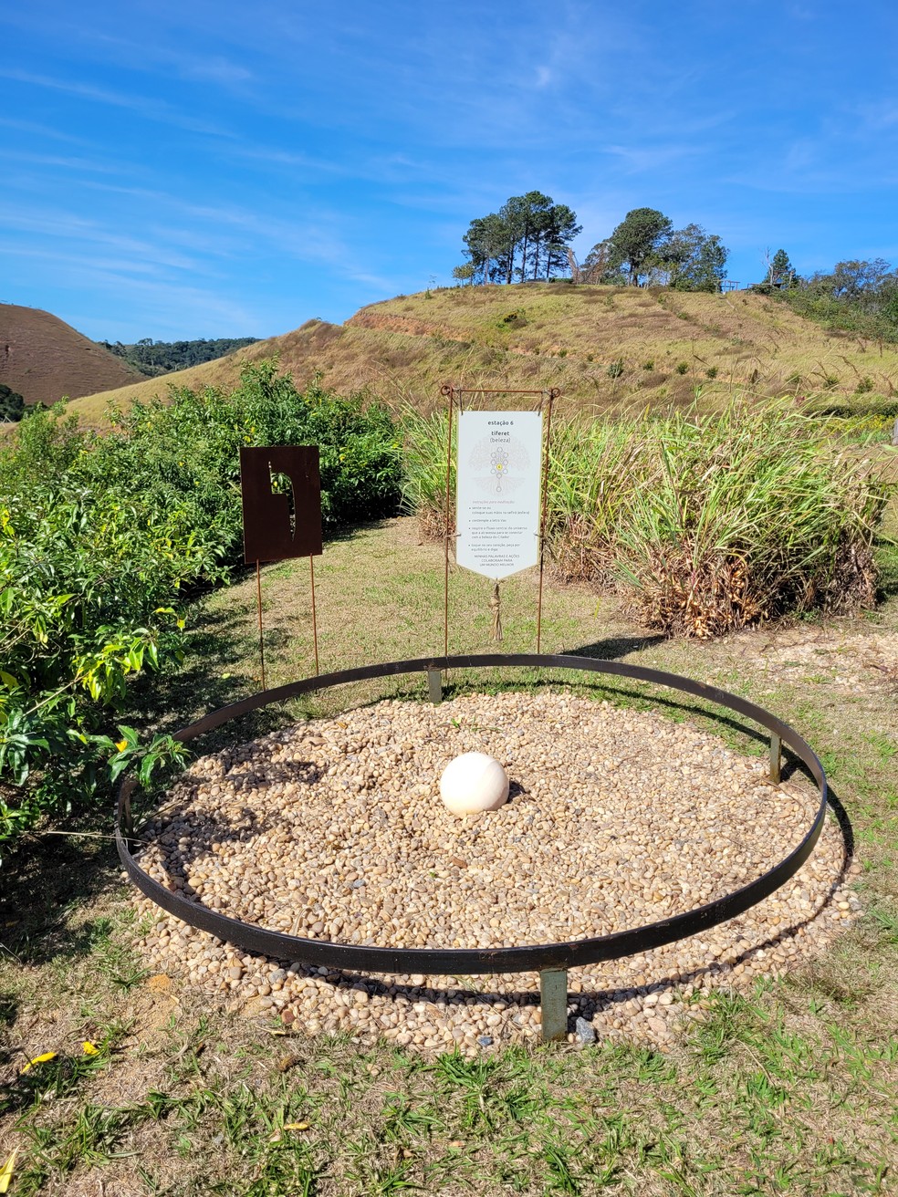 Um dos círculos da instalação 'Eden', que representa a Árvore da Vida da Cabala, no jardim Uaná Etê, em Engenheiro Paulo de Frontin (RJ) — Foto: Eduardo Maia / O Globo