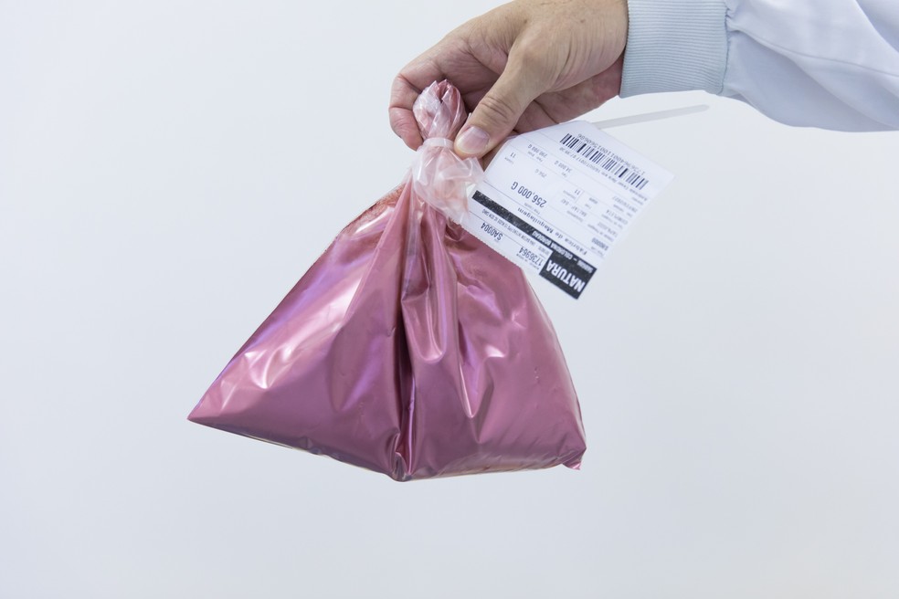 Depois da pesagem, cada ingrediente é colocado em um saco plástico e etiquetado (Foto: Celso Tavares/G1)