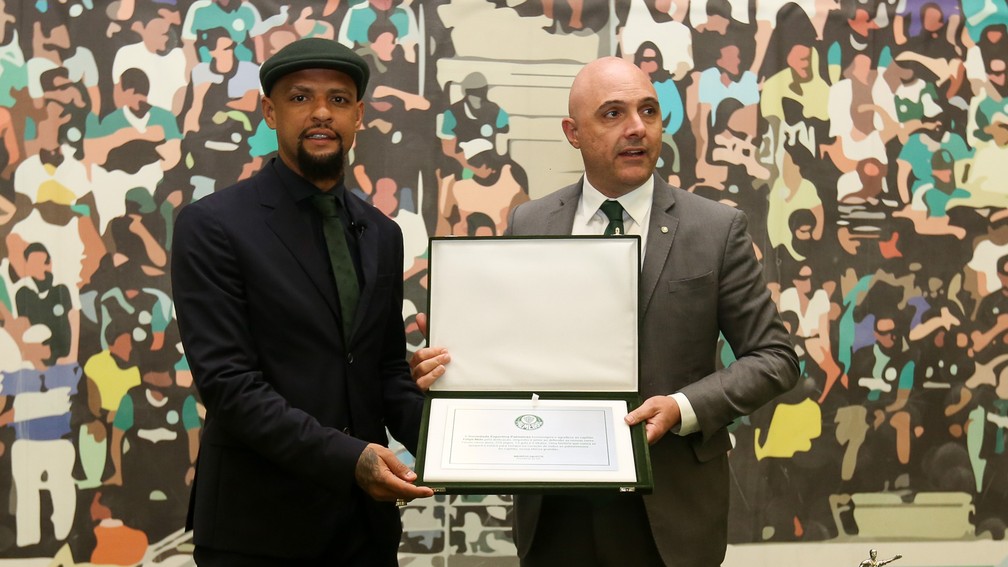 Felipe Melo recebeu uma placa do presidente Maurício Galiotte — Foto: Fabio Menotti / Ag. Palmeiras