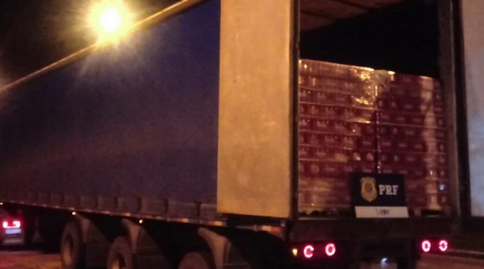 Cerca de 95 mil litros de cerveja sem nota fiscal são apreendidos pela PRF na BR-101, em Campos dos Goytacazes — Foto: Divulgação/PRF