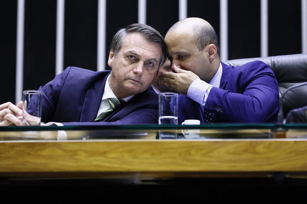 O presidente Jair Bolsonaro ao lado do líder do governo, deputado Major Vitor Hugo (PSL-GO), na Câmara em 2019 — Foto: Najara Araújo/Câmara dos Deputados