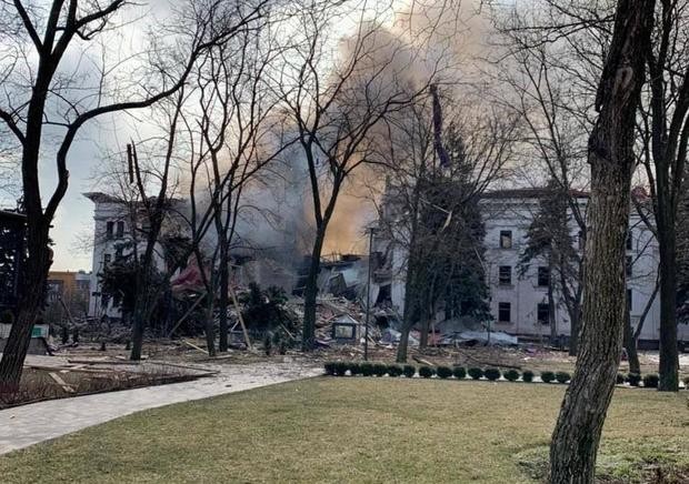 O teatro em Mariupol, que estava servindo como abrigo para várias crianças refugidas, foi destruído (Foto: Reprodução/ Twitter)