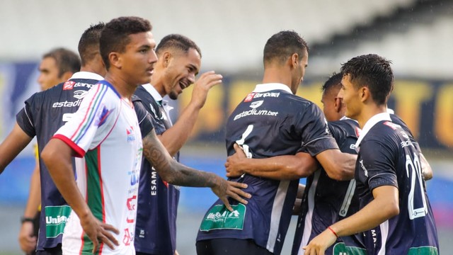Lailson recebe abraço de Jansen e demais companheiros após marcar o segundo gol do jogo
