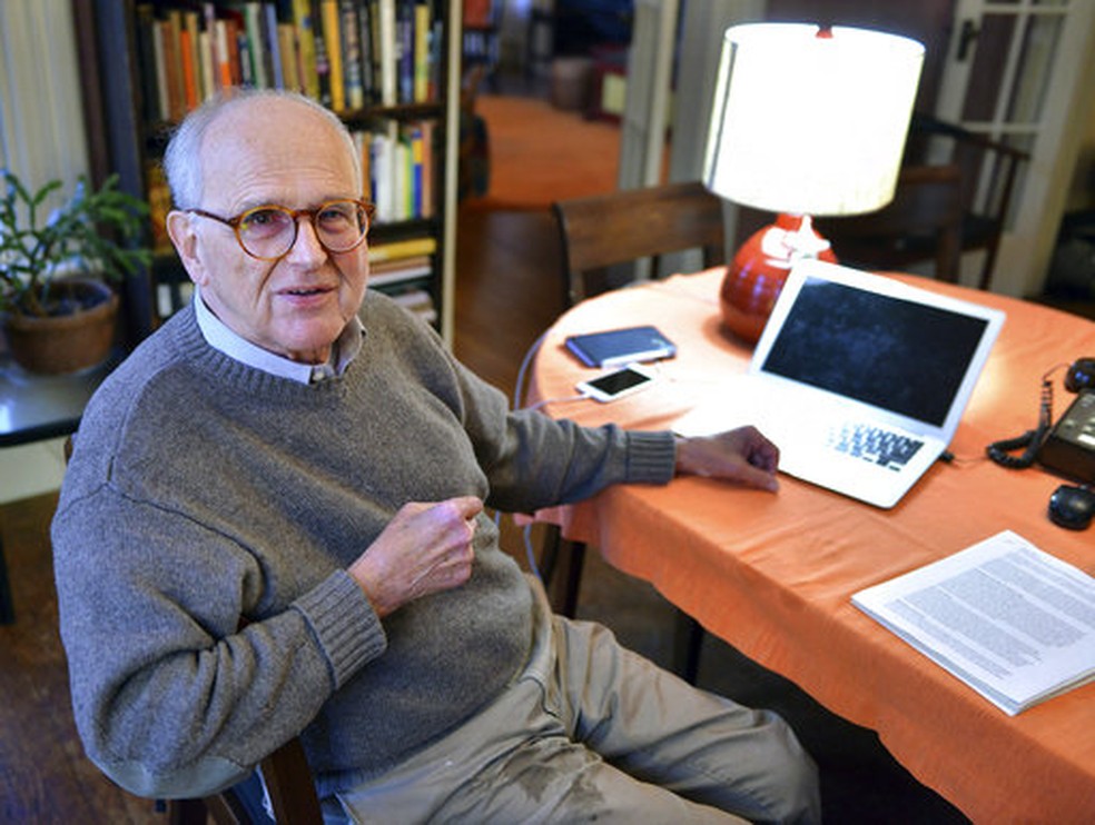 Rainer Weiss posa para foto em sua casa, na cidade de Newton (Massachussets/EUA), nesta terça-feira (3), após receber a notícia do prêmio Nobel de Física  (Foto: Josh Reynolds/Associated Press)
