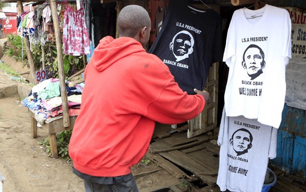 Um cliente olha camisas com a imagem do presidente dos EUA Barack Obama em uma barraca nas favelas de Kibera em Nairobi, capital do Quênia, na quinta-feira (23) (Foto: Noor Khamis/Reuters)