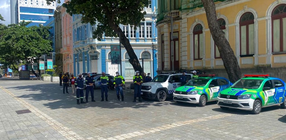 Fiscais e carros de polícia foram vistos no Recife Antigo, tradicional polo de carnaval, que teve festas proibidas pelo governo  — Foto: Reprodução/TV Globo