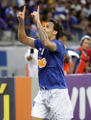 Com a vitória, Cruzeiro pode pensar mais no Atlético, diz Wagner Vilaron