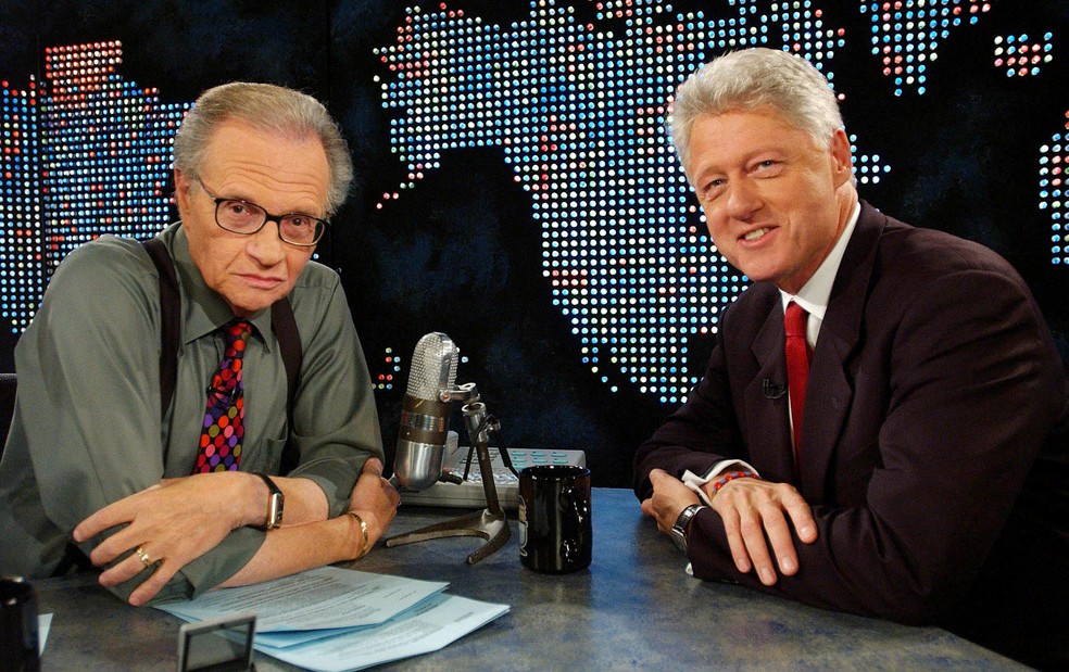 O ex-presidente Bill Clinton em entrevista com Larry King na CNN em Nova York em 3 de setembro de 2002 — Foto: Reuters