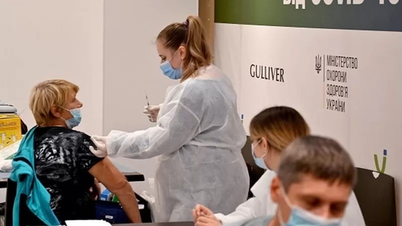 Apenas 36% dos ucranianos receberam uma dose da vacina que protege contra a covid (Foto: Getty Images via BBC)