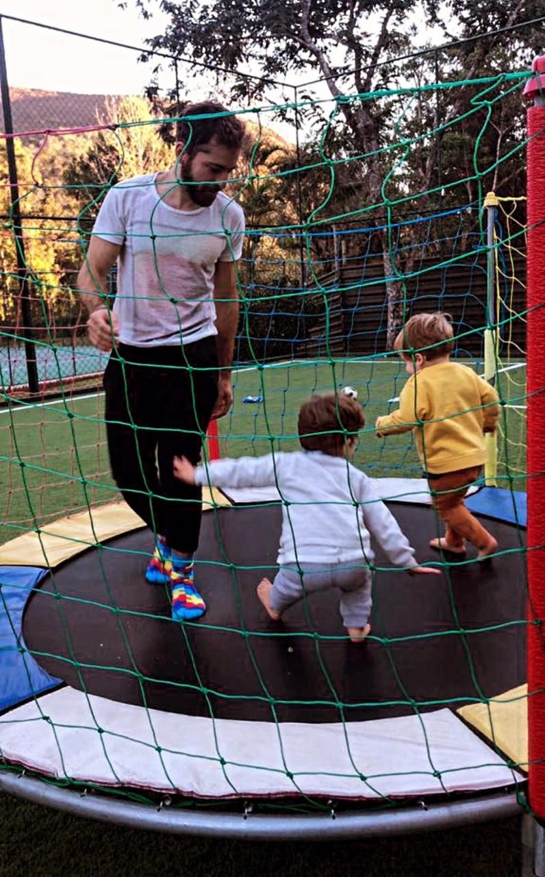 Thales Bretas com os filhos Gael e Romeu (Foto: Instagram/ Reprodução)