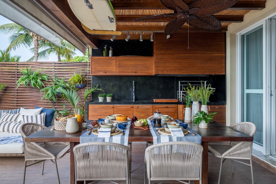 VARANDA | As cadeiras da mesa de jantar foram trocadas para trazer mais leveza. Mesa posta da varanda é da Design Supplier