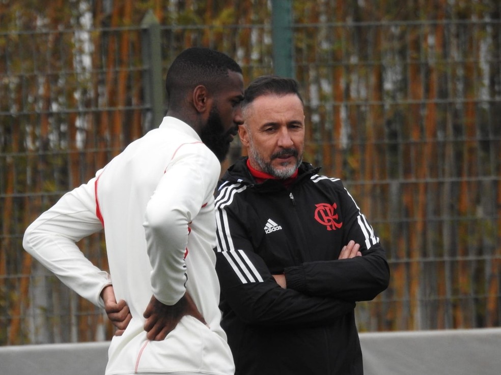 V&iacute;tor Pereira e Gerson conversam em treino ap&oacute;s elimina&ccedil;&atilde;o do Flamengo no Mundial &mdash; Foto: Fred Gomes