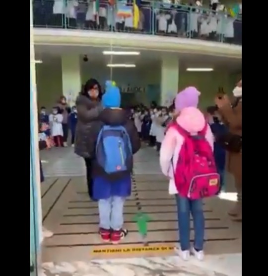 Crianças ucranianas são recebidas sob aplausos em escola italiana (Foto: Reprodução/Twitter/Capo cantiere)