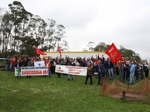 Aproximadamente 900 petroleiros protestaram na manhã desta quinta-feira (17), em Araucária. (Foto: Divulgação/ Sindipetro)