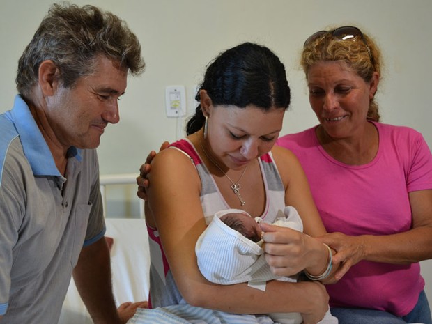 Domingo (4): MS - A candidata Pâmela de Oliveira Lescano, de 17 anos, deu à luz momentos antes de prestar prova no segundo dia do Enem. (Foto: Leandro Abreu/G1 MS)