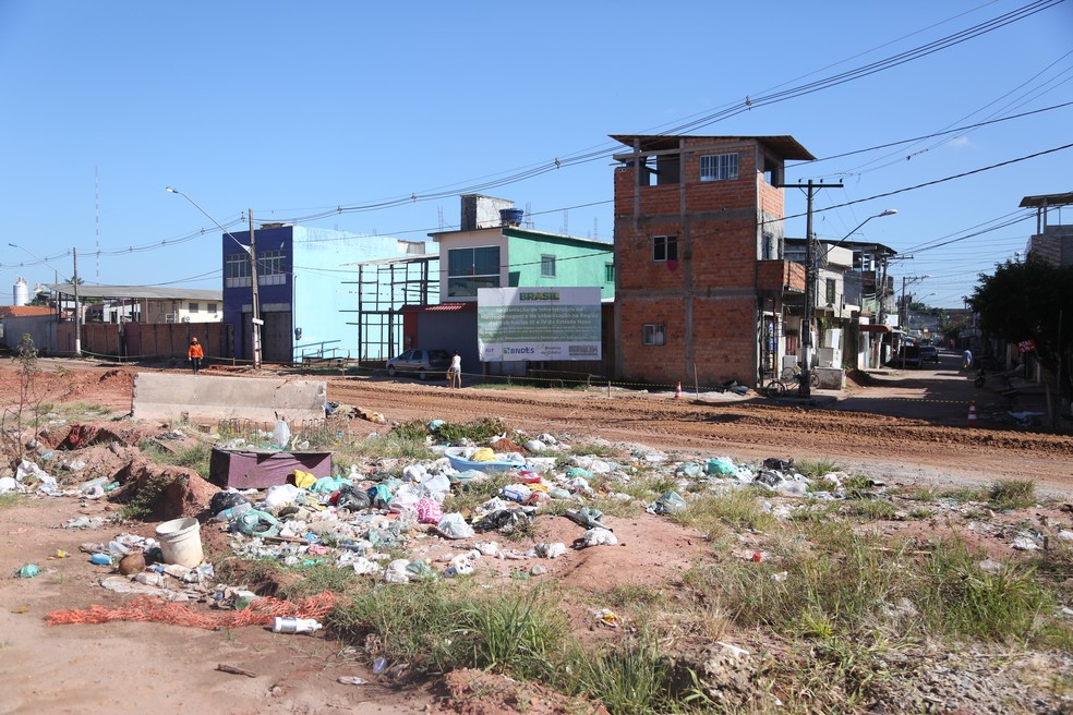 População joga lixo na Bernardo Sayão — Foto: Agência Belém