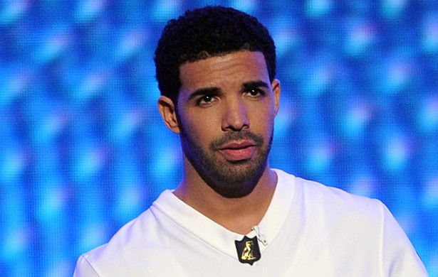Drake rompeu um ligamento do joelho enquanto cantava com Lil’ Wayne no palco em 2009. O rapper teve de passar o resto da turnê 'America’s Most Wanted' nos bastidores, só assistindo. Naquele mesmo ano, ele se submeteu a uma cirurgia para sanar de vez o problema. (Foto: Getty Images)