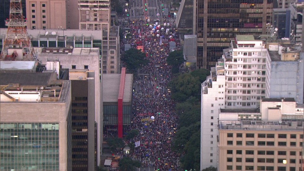 SÃO PAULO, 17h32: Protesto bloqueia os dois sentidos da Avenida Paulista na sexta (14) — Foto: SP2/TV Globo