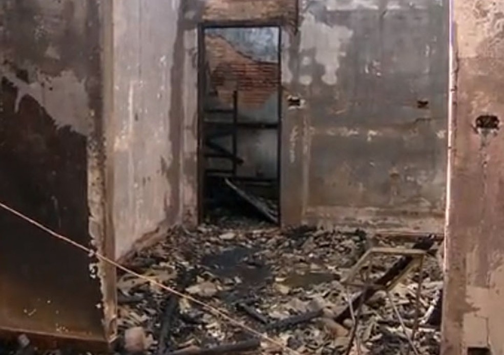 Incêndio destruiu pousada em Pacaembu (Foto: Reprodução/TV Fronteira)