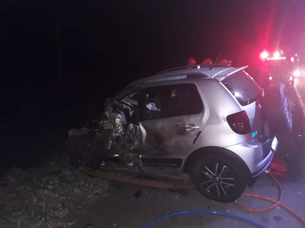 Carro bateu de frente com caminhão — Foto: PRF/Divulgação