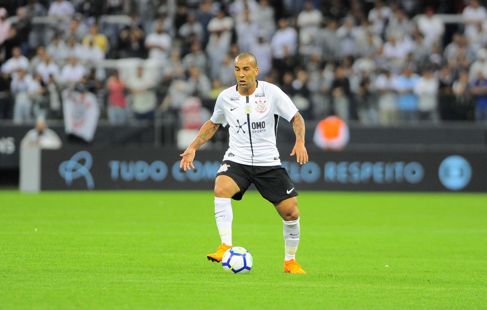 Em alta aos quase 40, Sheik aguarda renovação: 