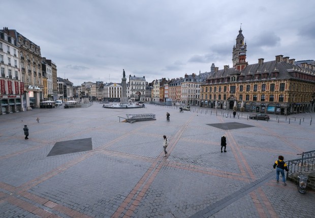 Após França decretar estado de emergência por conta do novo coronavírus, ruas ficaram vazias (Foto: Thierry Thorel/NurPhoto via Getty Images)
