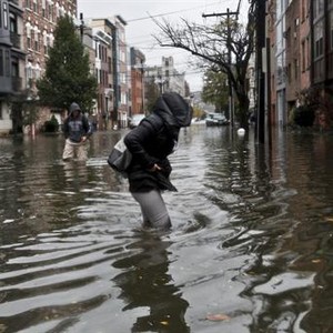 Tempestade Sandy alagou as ruas de Nova Jersey (Foto: EFE)