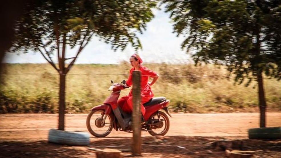 Mulheres da colnia aprendem a dirigir tratores e pilotar motos ainda na infncia  (Foto: Gilberto Leite/RDNews)