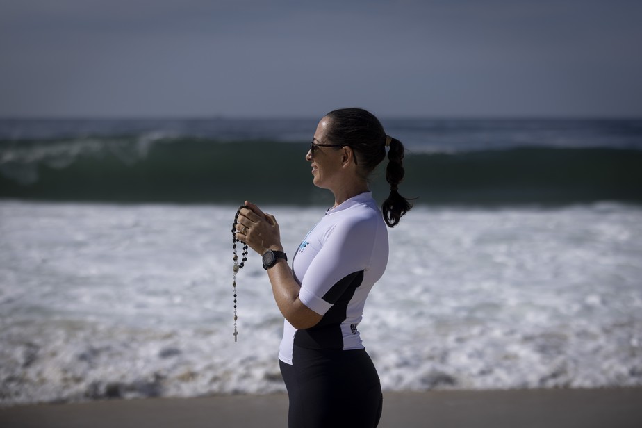 Maribel Pérez na Praia de Copacabana: a freira triatleta treina no Posto 3