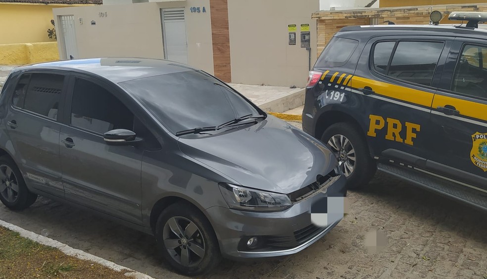 Carro apreendido em Sertânia — Foto: Polícia Rodoviária Federal/Divulgação